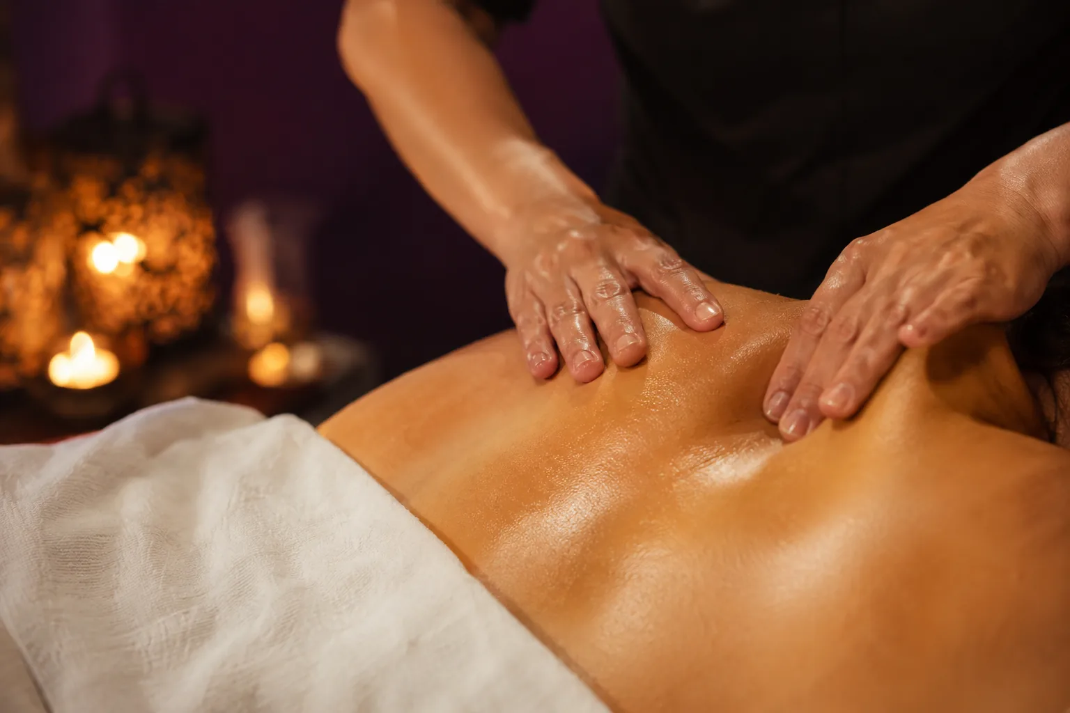 Sırt masajı uygulaması — Lila Spa, Etiler misafirlerine hizmet veren salon